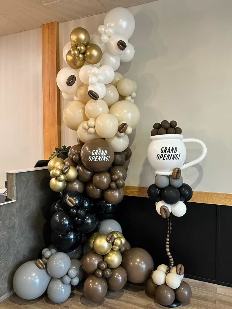 Bouquets balloon decor by Inflatable Decorations, Winnipeg