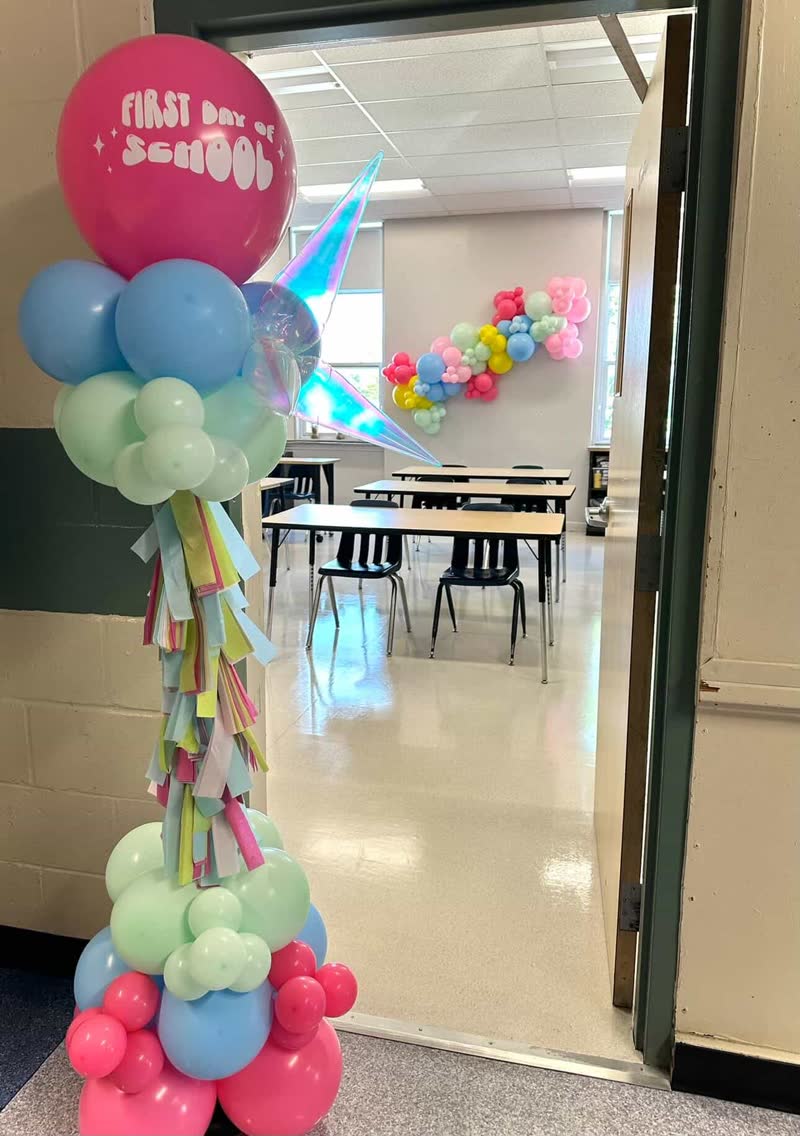 Columns balloon decor by Inflatable Decorations, Winnipeg